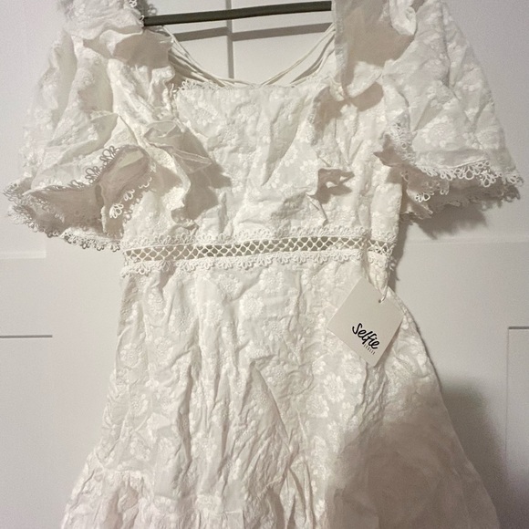 NEW Selfie Leslie: How Romantic Flounce Sleeve Lace-Up Back Dress - Picture 5 of 8